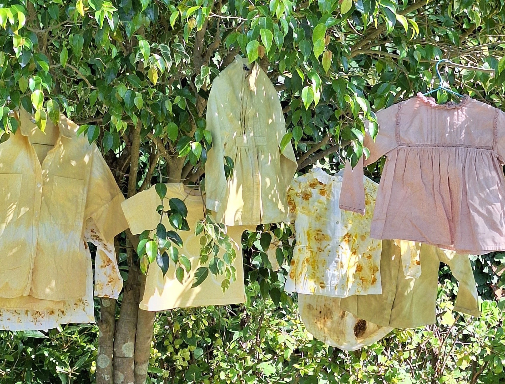 Vestuário de criança com pigmentos naturais.